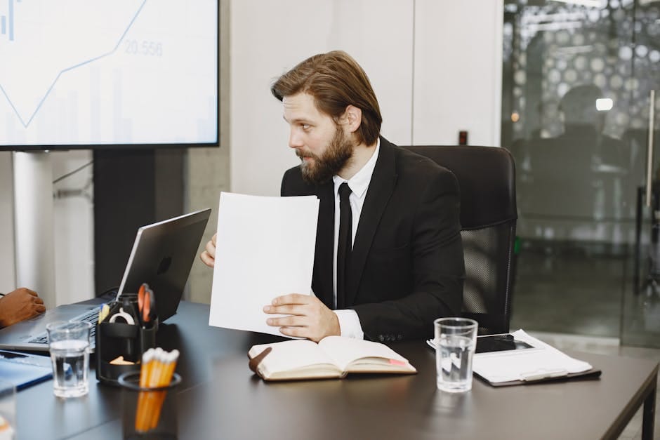 How to Take Notes in Meetings Without Missing the Room